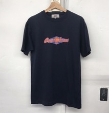 guess jeans dark navy spell out print tee (95-100)
